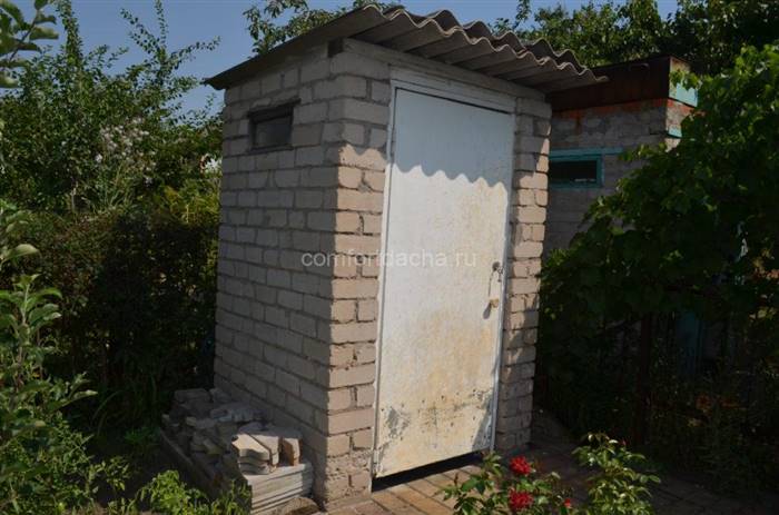 Як очистити вуличний туалет у приватному будинку без відкачування самостійно