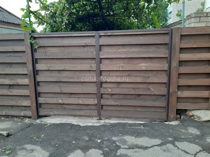 Дерев'яний паркан на дачі: різновиди, догляд за огорожею