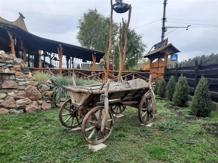 Оригінальна клумба-візок на дачі - порядок дій при оформленні