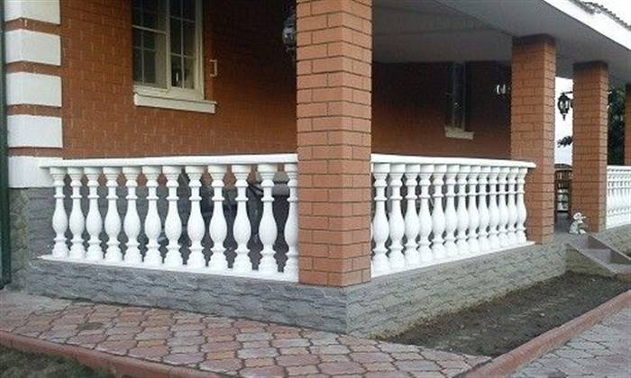 Огорожа тераси: варіанти з дерева, металу, полікарбонату