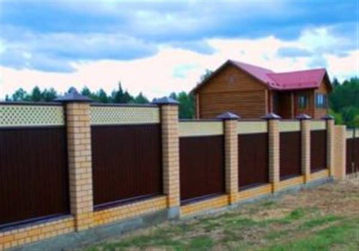 Паркан на ділянці з ухилом - з профлиста сходинками