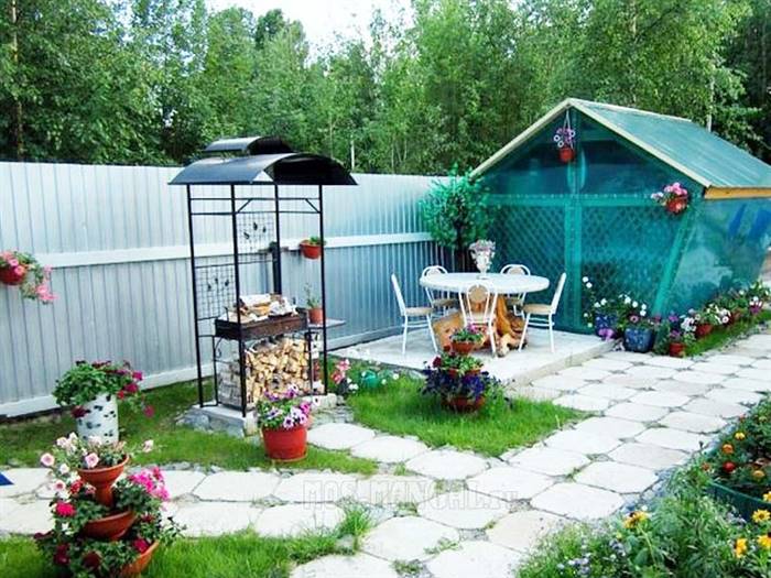 Майданчик під мангал на дачі своїми руками: варіанти оформлення