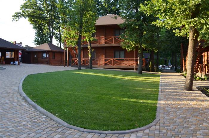 Як оформити гарний газон перед будинком своїми руками - керівництво