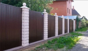 Як зробити гарний паркан із профнастилу для заміського будинку