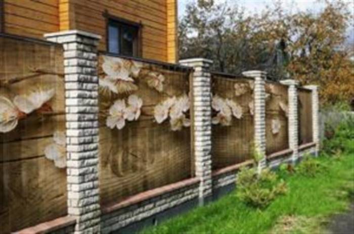 Як зробити красивий паркан із профнастилу для заміського будинку