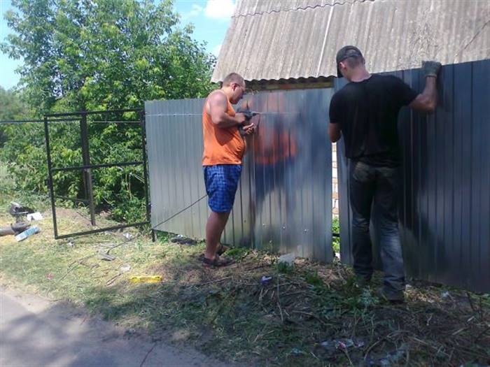 Як зробити ворота з профнастилу з хвірткою своїми руками