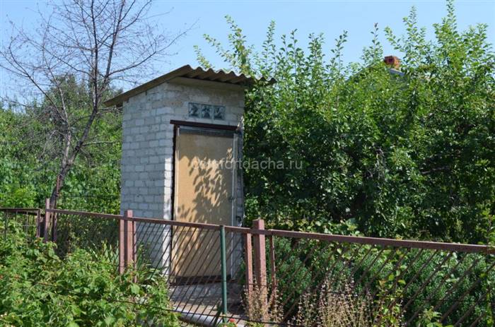 Якою має бути відстань від туалету до межі сусідньої ділянки