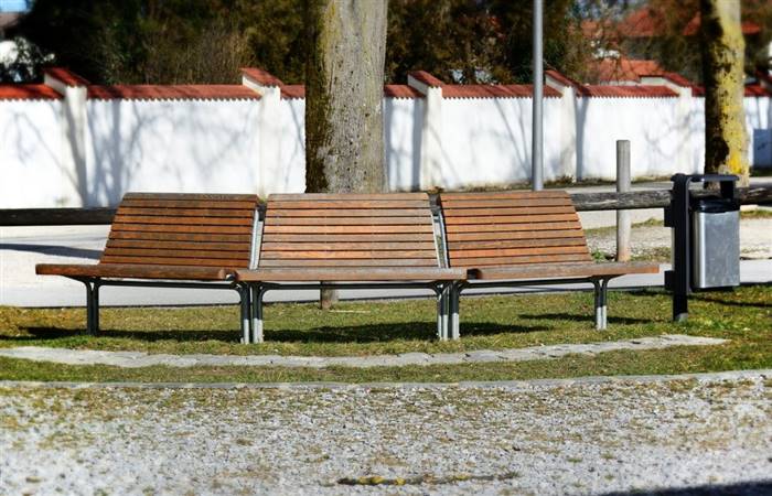Лавка дерев'яна на дачі: красиві варіанти лавочок