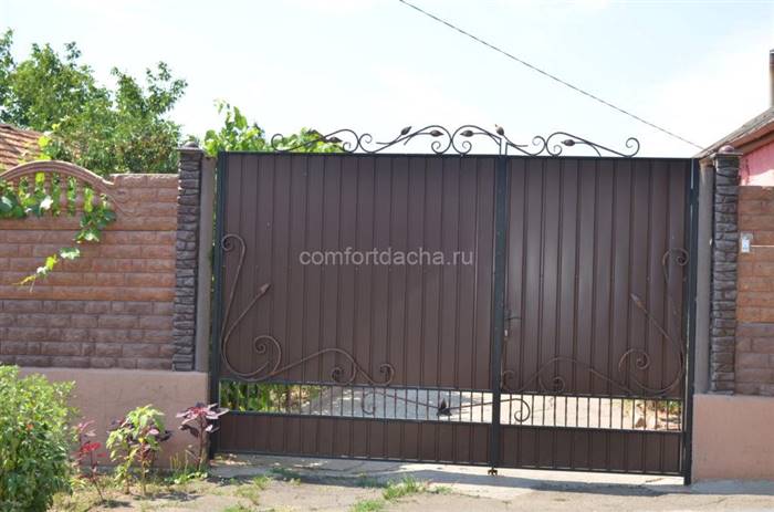 Як зробити ворота з профнастилу з хвірткою своїми руками