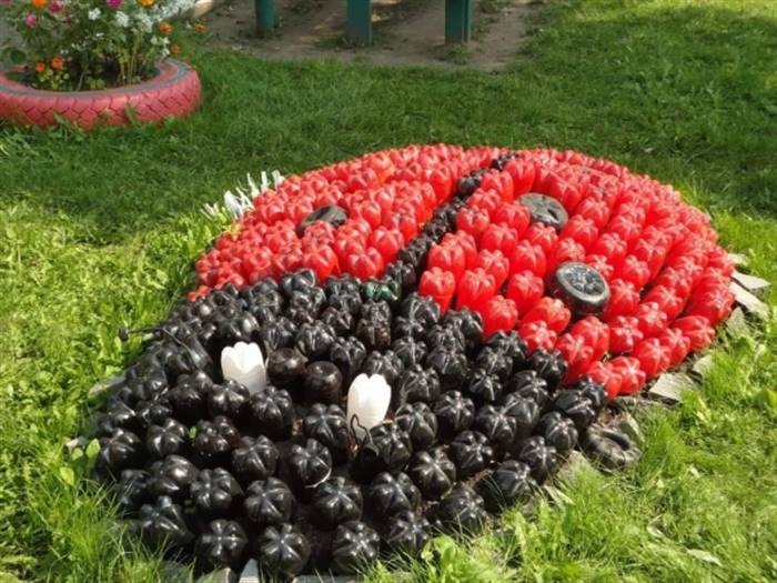 Як зробити на дачі своїми руками клумби з пластикових пляшок Як зробити на дачі своїми руками клумби з пластикових пляшок